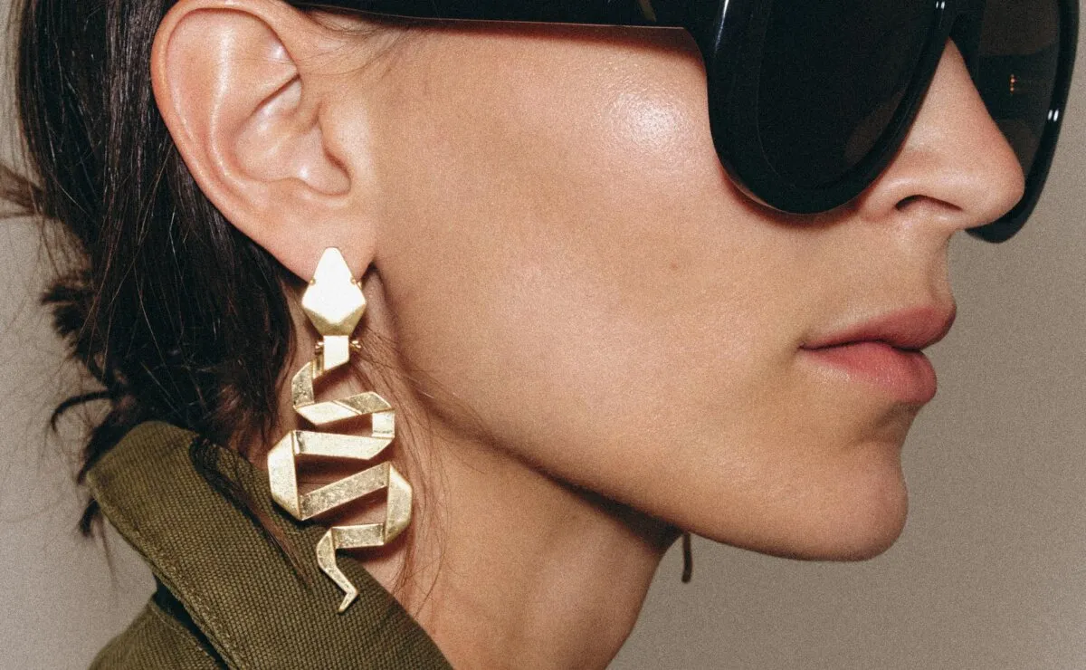 Serpientes, el detalle metálico que necesitas para dar personalidad a tus looks de noche
