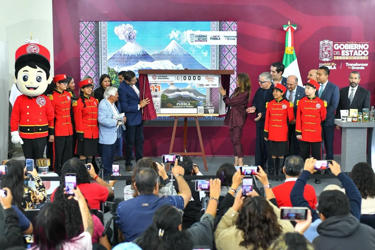 El gobernador Alejandro Armenta y la titular de la Lotería, Olivia Salomón, develan billete inspirado en Puebla y sus majestuosas montañas