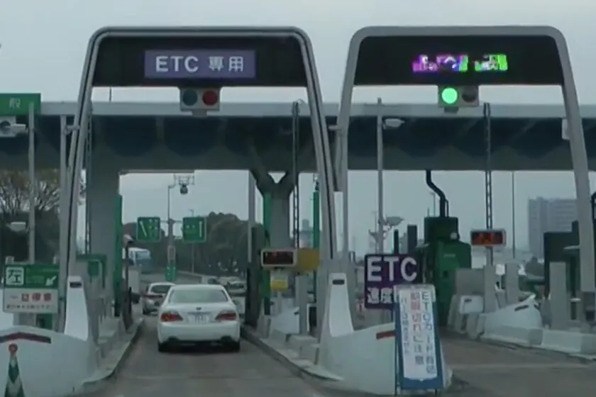 El sistema de cobro electrónico de Japón dejó de funcionar durante 38 horas y muchos conductores hicieron lo que les pareció más lógico: pagar