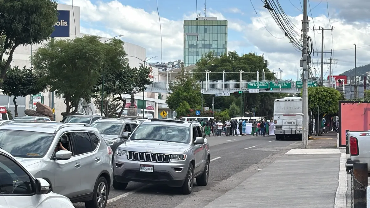 Bloquea el FNLS la avenida Camelinas; pide permiso para plantón