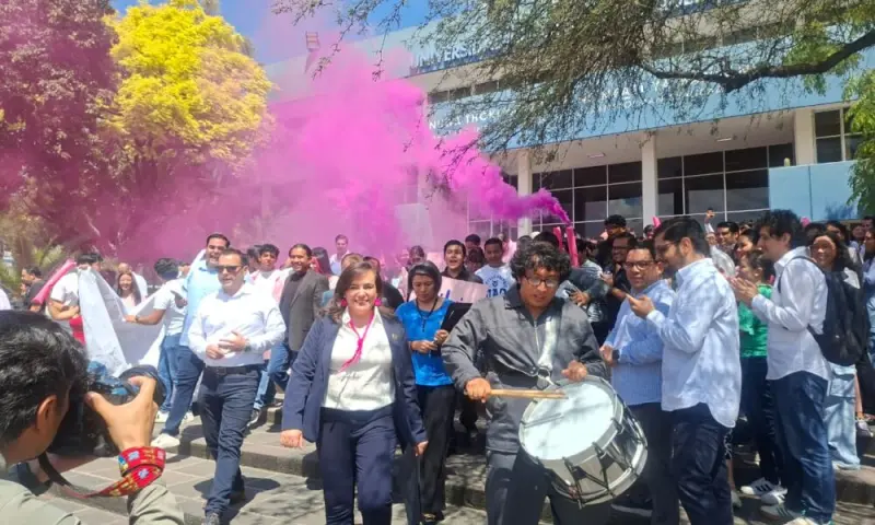 Entre batucadas y registros discretos, inició la contienda en la UAQ