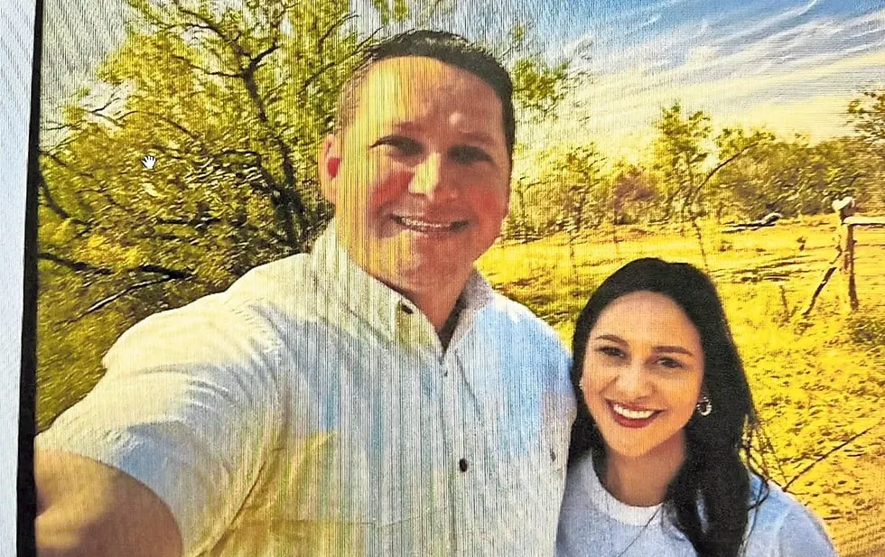 Tras escándalo sexual, pagó a su esposa $54 mil
