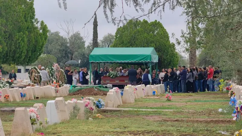 Sepultan a maestra asesinada en ataque a secundaria de Torreón
