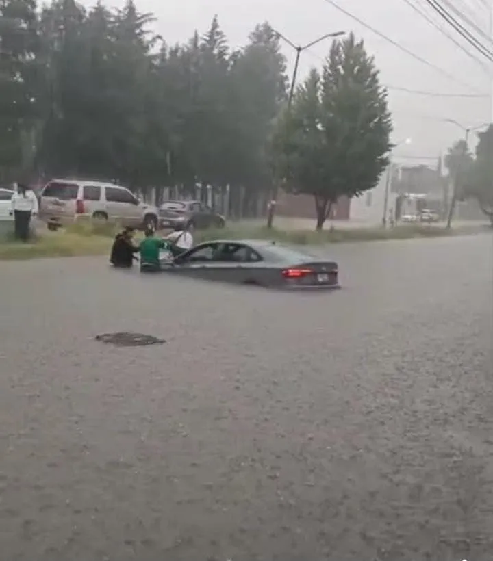 Lluvia provoca inundaciones y tráfico intenso