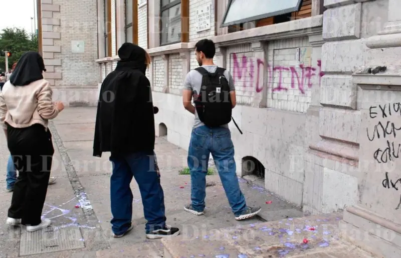 Vandalizan estudiantes instalaciones de Rectoría