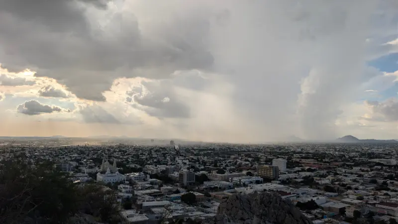 Frente frío reforzado por una masa de aire frío ocasionará lluvias torrenciales