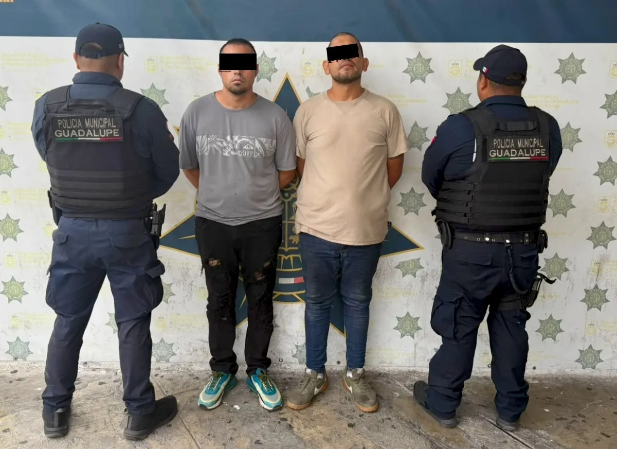 Detectan motocicleta robada con cámaras del C4 y detienen a dos hombres en Guadalupe
