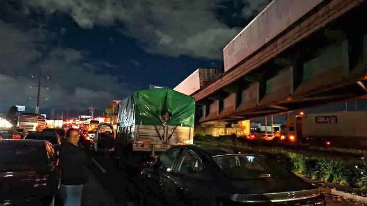 Bloqueo de colectivos de búsqueda desquician la México-Toluca; suma 20 horas