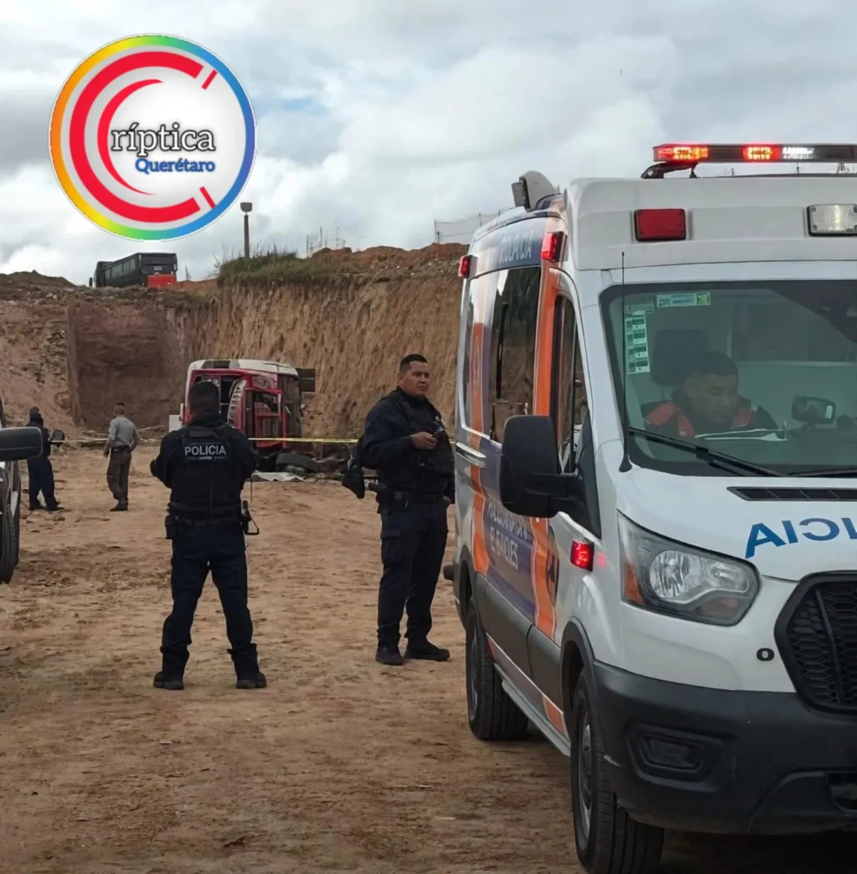 Accidente de camión que transportaba trabajadores del Tren México-Querétaro, en El Marqués, habría dejado al menos un muerto y 20 lesionados