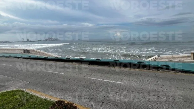 Colapsa nuevo tramo del malecón de Mazatlán por el fuerte oleaje