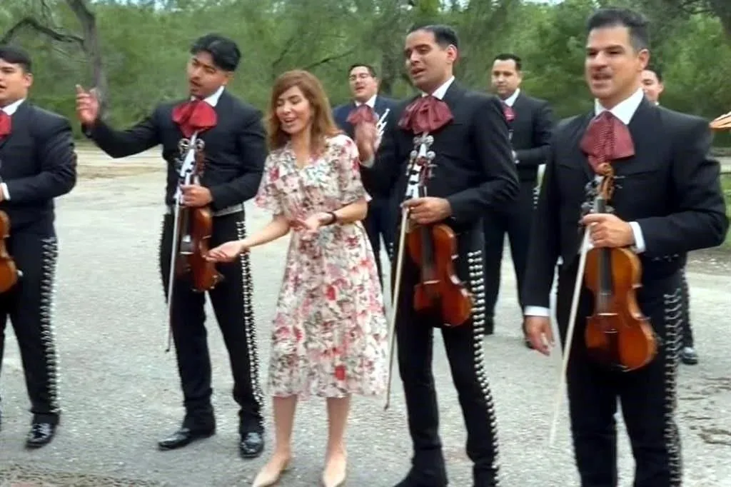 Lleva Gloria Trevi serenata a su mamá