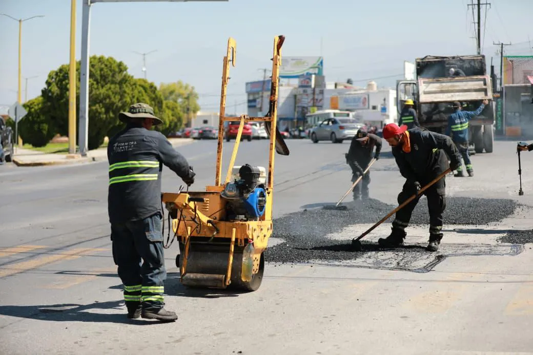 Rehabilitan pavimento en la avenida Presidente Cárdenas de Saltillo