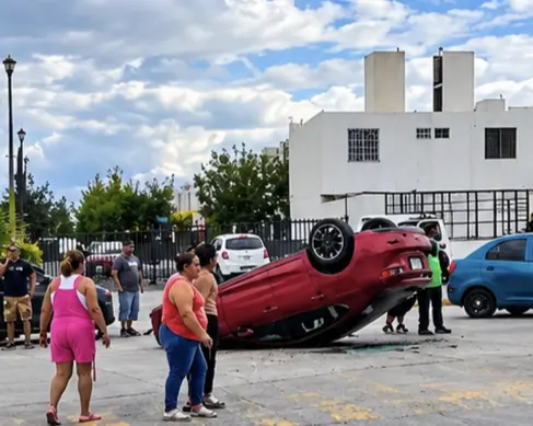 Vuelca conductor en Fuentes de Balvanera