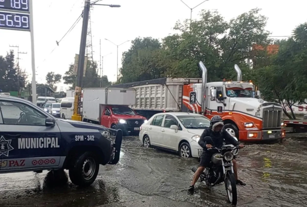Provocan lluvias y granizo encharcamientos en la México-Texcoco