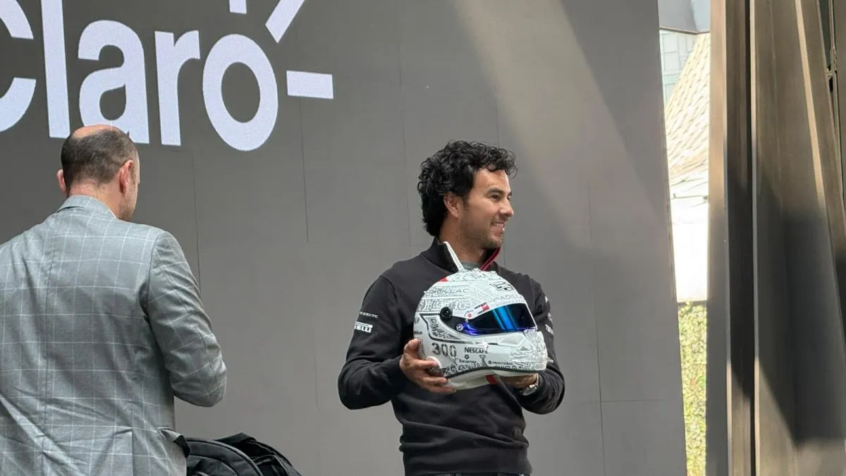 Checo Pérez presenta el casco con el que correrá en el GP de la Ciudad de México de la F1 2026