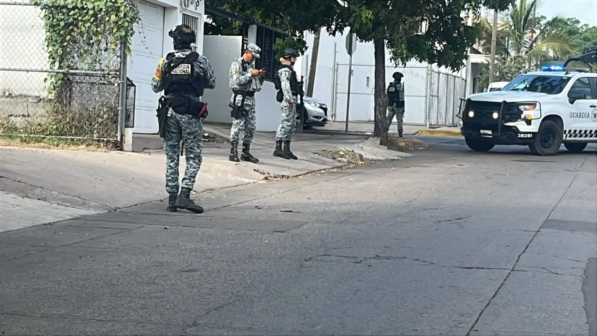 Dejan cadáver dentro de baldío en Culiacán