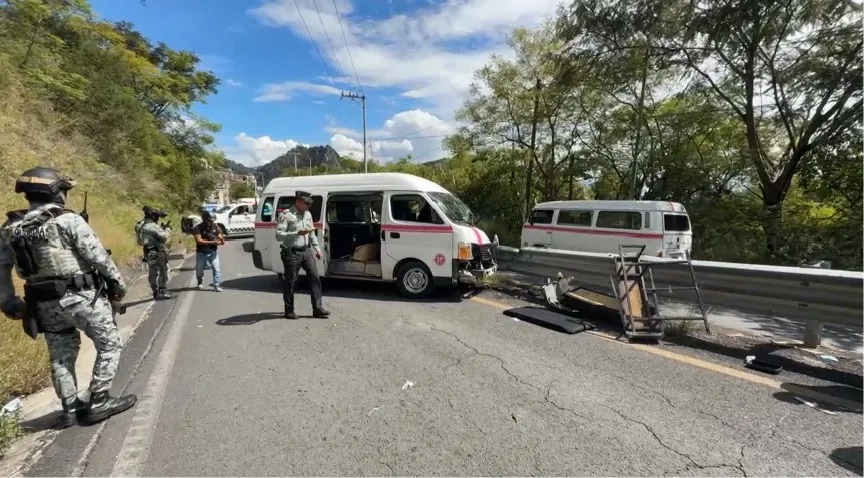 Choca Urvan contra muro en la carretera en Taxco; 9 pasajeros lesionados