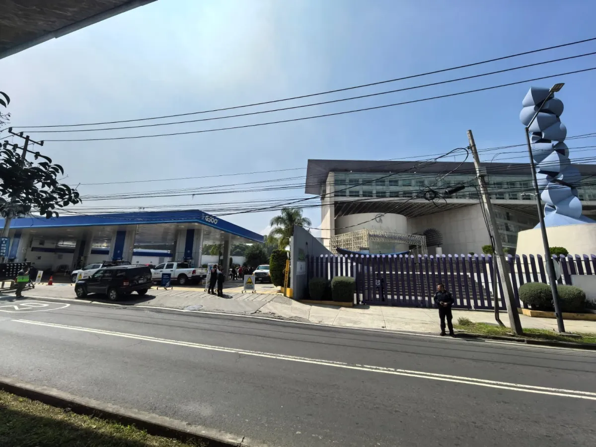 Fuga de diésel en CDMX: evacúan el INE y suspenden actividades en escuelas