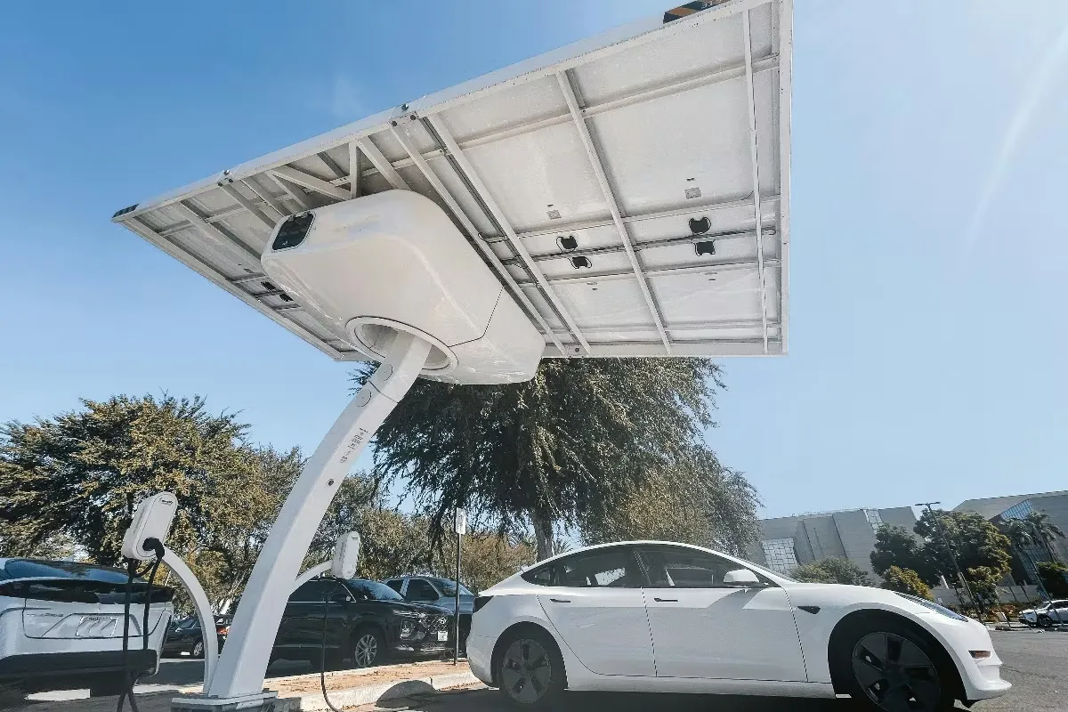 Por qué los autos eléctricos corren más riesgo de irse a pérdida total tras un choque: una crisis global de reparabilidad