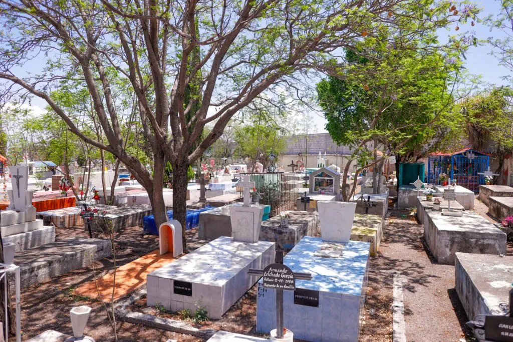 Corregidora recibirá a más de 40 mil visitantes en sus panteones por Día de Muertos