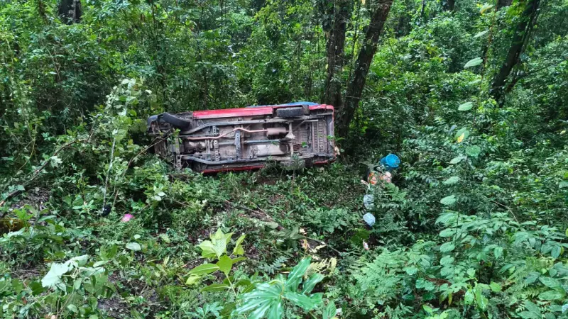 Deja daños materiales volcadura de camioneta en Putla