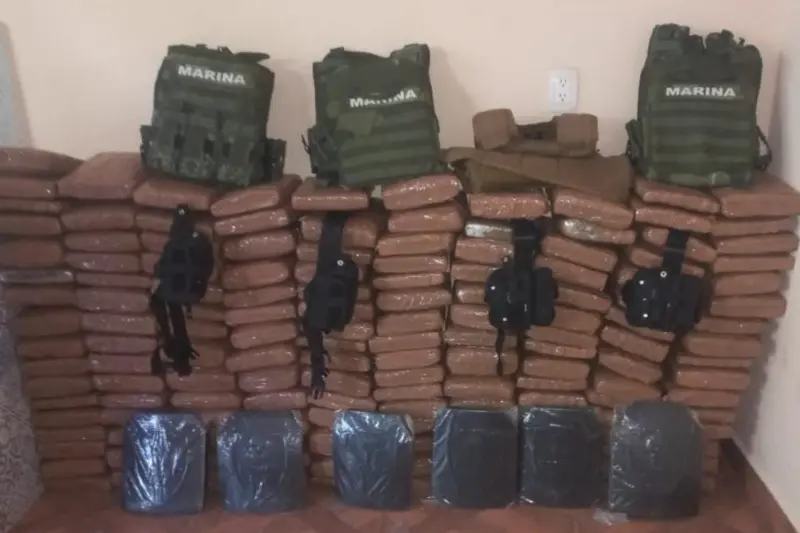 Aseguran más de 160 paquetes de drogas y armas en Juchitán, Oaxaca