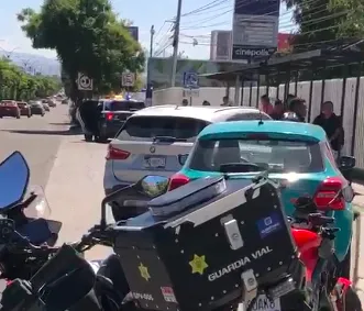 Motociclista resulta con fractura al chocar en Paseo de la República