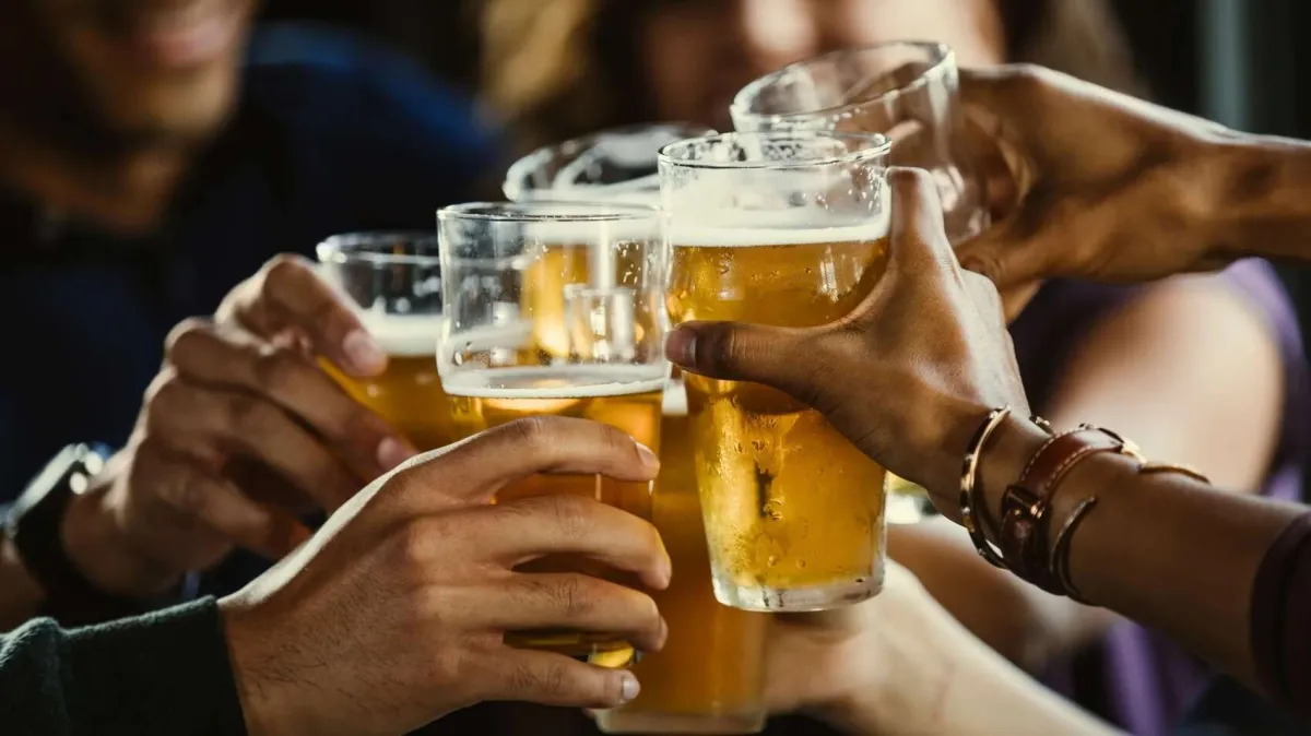 El efecto del alcohol que va más allá de las calorías y puede favorecer el aumento de peso