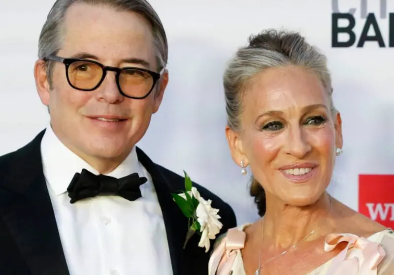 Presume Sarah Jessica Parker sus canas con una trenza XL