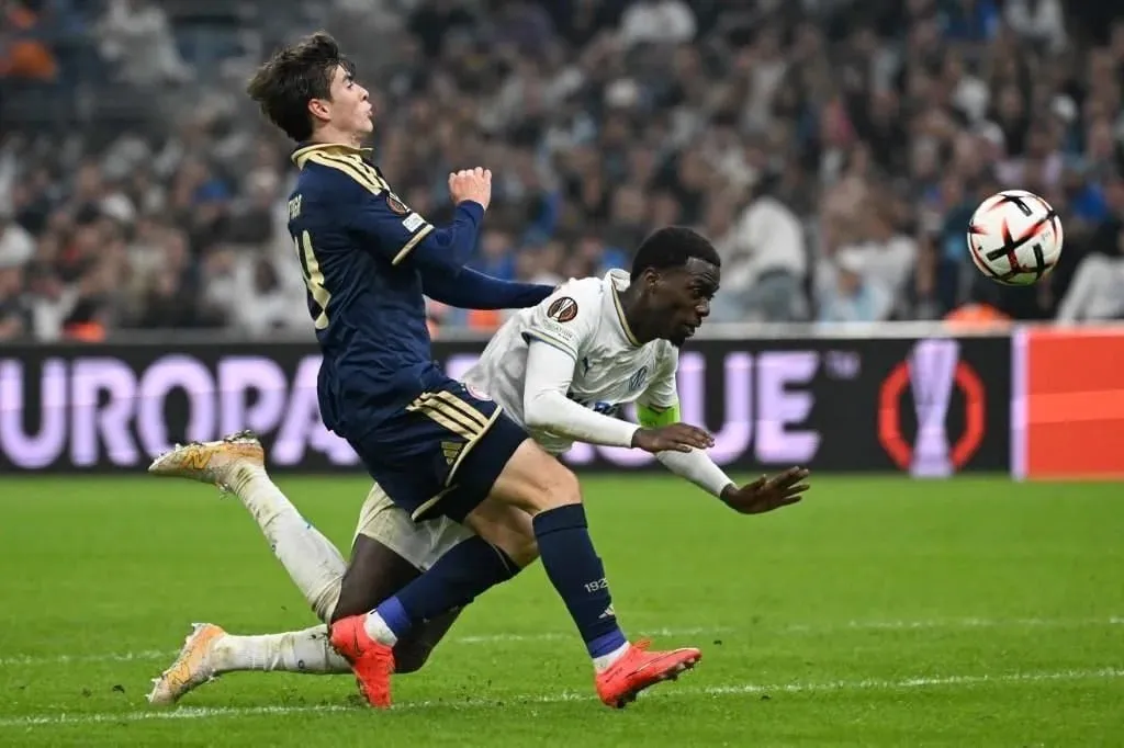 Juega 'Hormiga' en triunfo del Olympiacos en Europa League