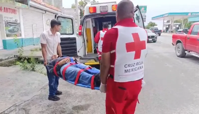 Sufre adulto mayor fuerte caída por escaleras en Parras