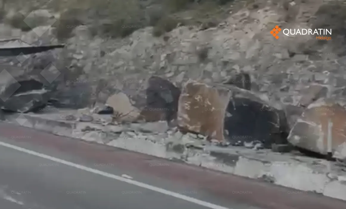 Cierra derrumbe un carril del Arco Norte; tráfico lento
