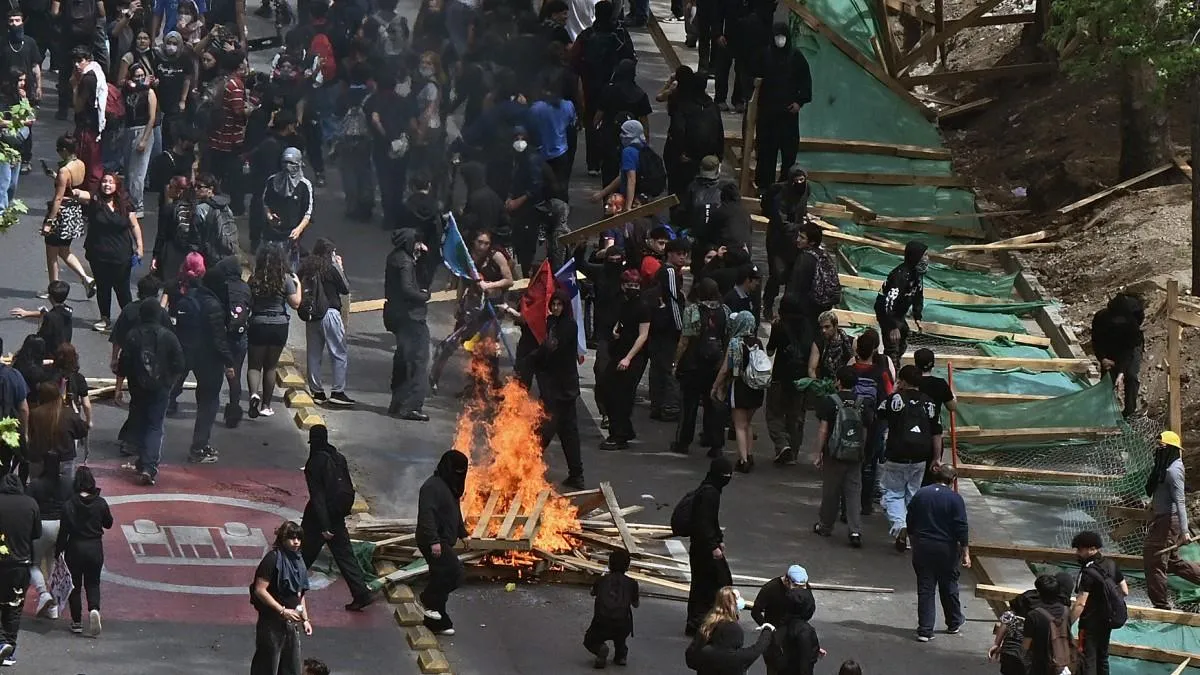 Chile reporta 110 detenidos tras protestas por aniversario del estallido social