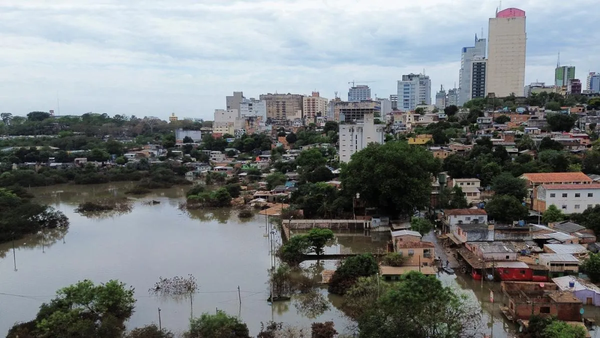 Inundaciones provocadas por El Niño se desplazan a millas en Paraguay; lluvias azotan Sudamérica