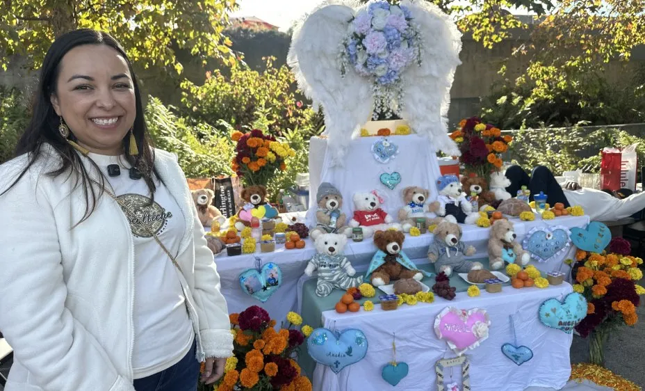 Honran madres latinas a sus bebés fallecidos con un altar en Oakland