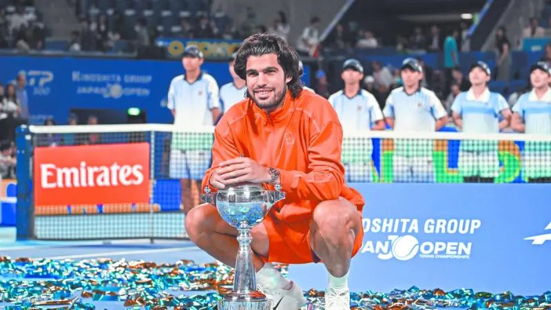 Carlos Alcaraz con su corona ATP 27 en Japón