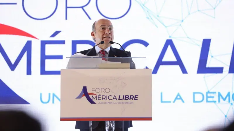 Decapitación de estatua muestra ‘ambiente de violencia’ contra quienes piensan distinto: Calderón