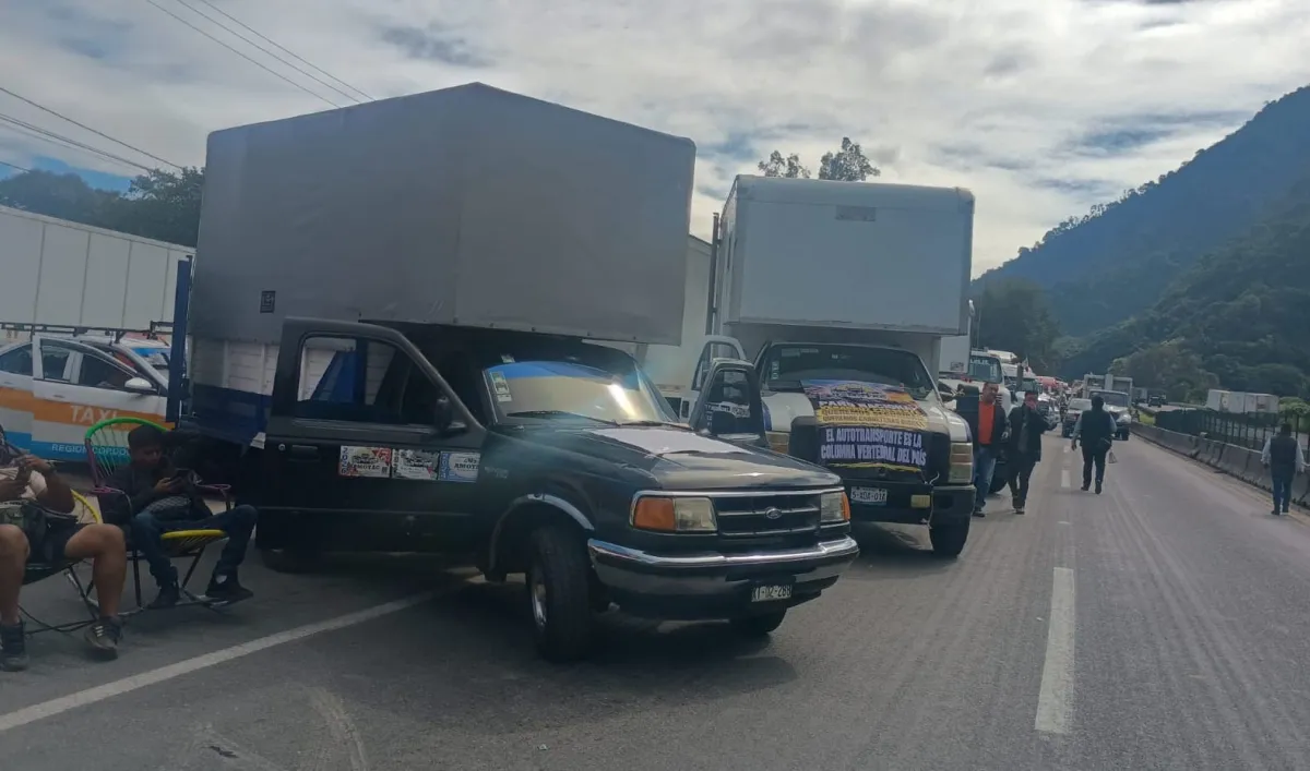 Continúa el bloqueo carretero en Huiloapan