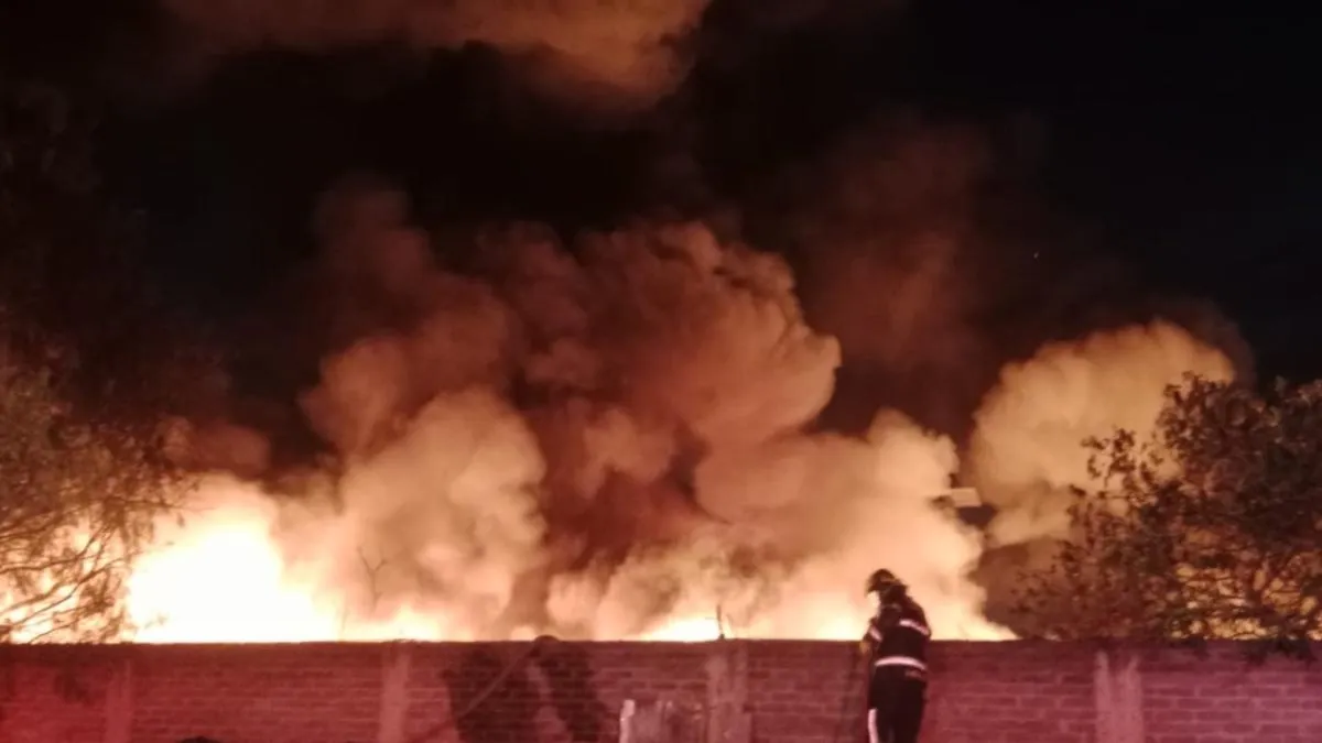 Se quema desperdicio industrial en Tláhuac; fueron evacuadas 90 personas