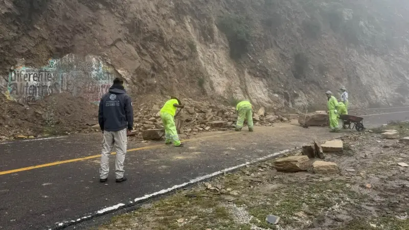 Desprendimientos causan cierre total en carretera 120 de Querétaro