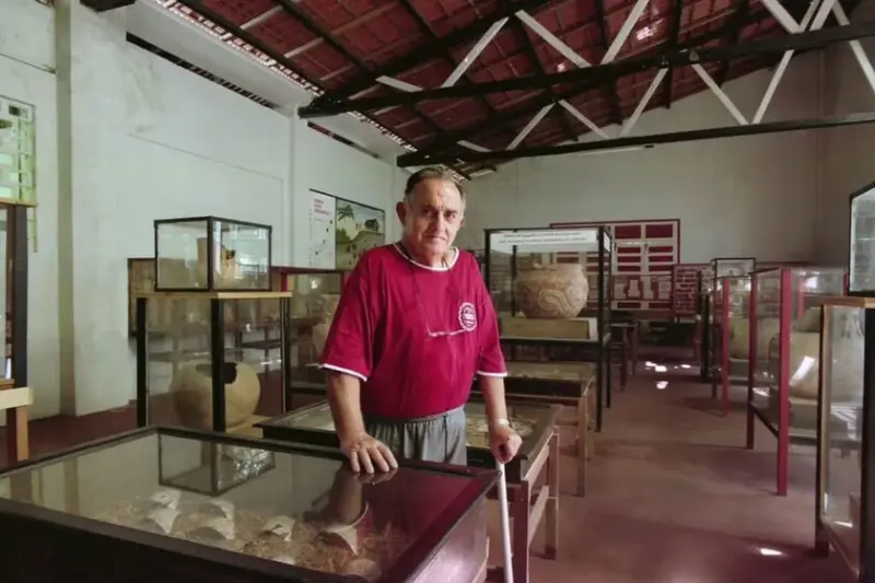 En 1970, un sacerdote enseñó a los habitantes de una isla a disecar pirañas para exportarlas a Europa. El dinero ganado ayudó mejorar sus vidas