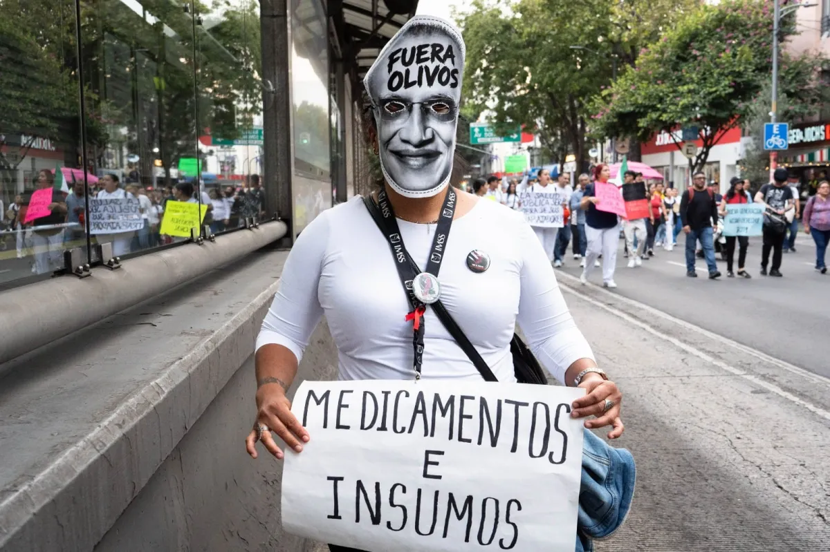 Trabajadores del IMSS protestan afuera de Palacio Nacional; acusan despliegue de policías y vallas