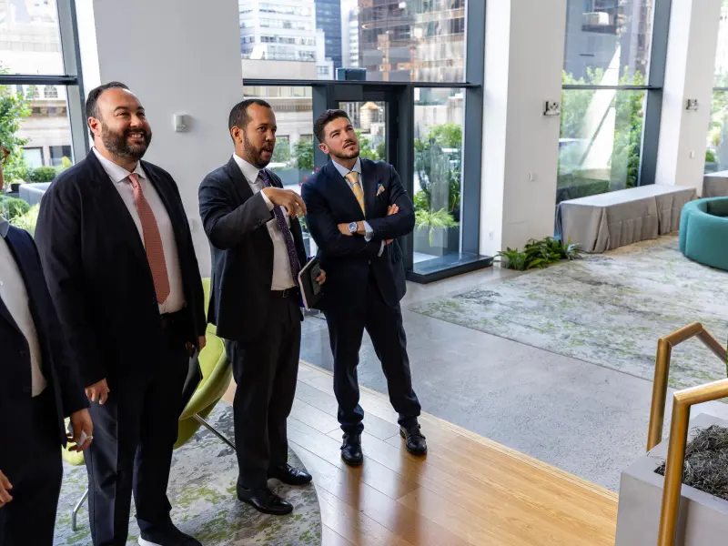 Realiza Samuel García, gobernador de Nuevo León, nueva gira internacional... ahora por NY