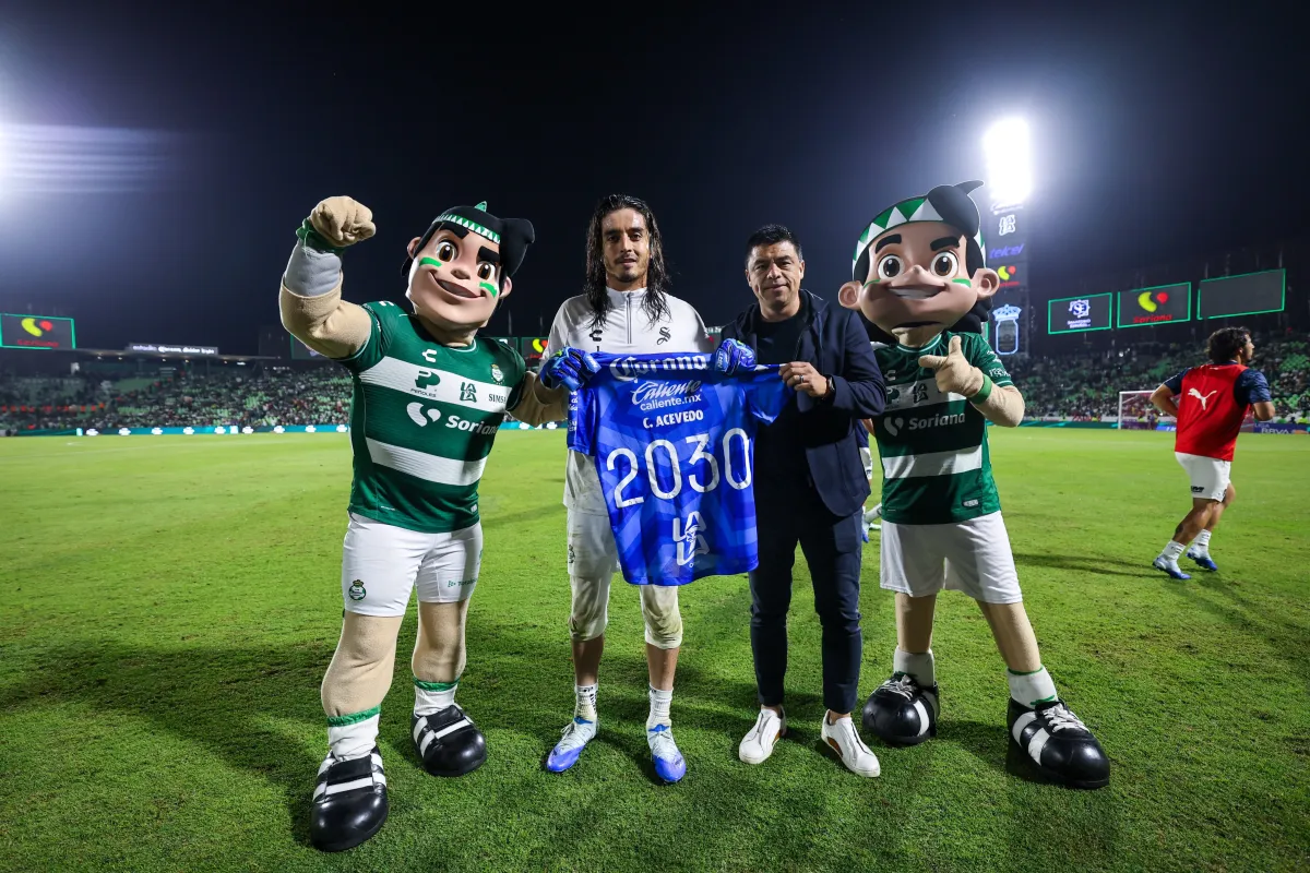 Renueva Santos Laguna a Carlos Acevedo hasta 2030