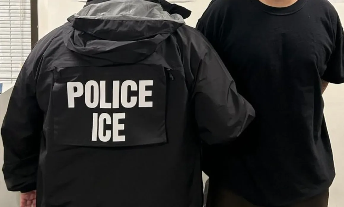 Cuestiona ICE a NYC por liberar a migrantes buscados por la agencia
