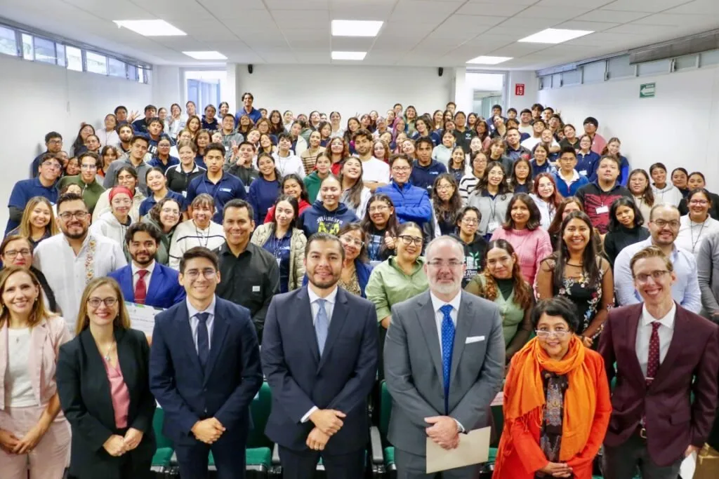 Certifican UP Santa Rosa y el Hospital Johns Hopkins a comunidad universitaria