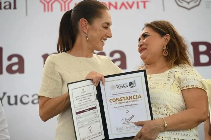 Sheinbaum entrega 432 viviendas y 658 constancias de liquidación de créditos en Yucatán