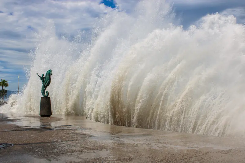 Cierre de playas en Puerto Vallarta podría extenderse el fin de semana