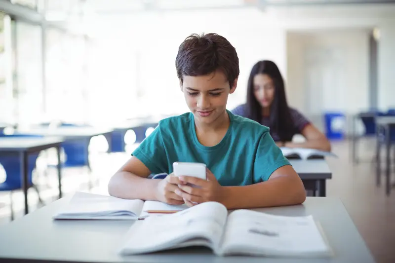 Podría SLP traer debate nacional sobre celulares a las escuelas