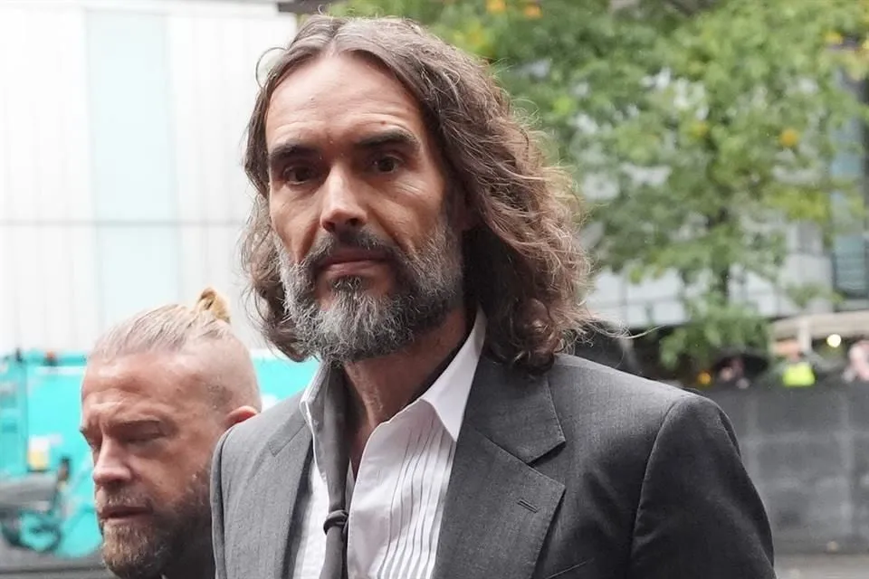 Acusan a Russell Brand de intentar arrastrar a mujer al baño